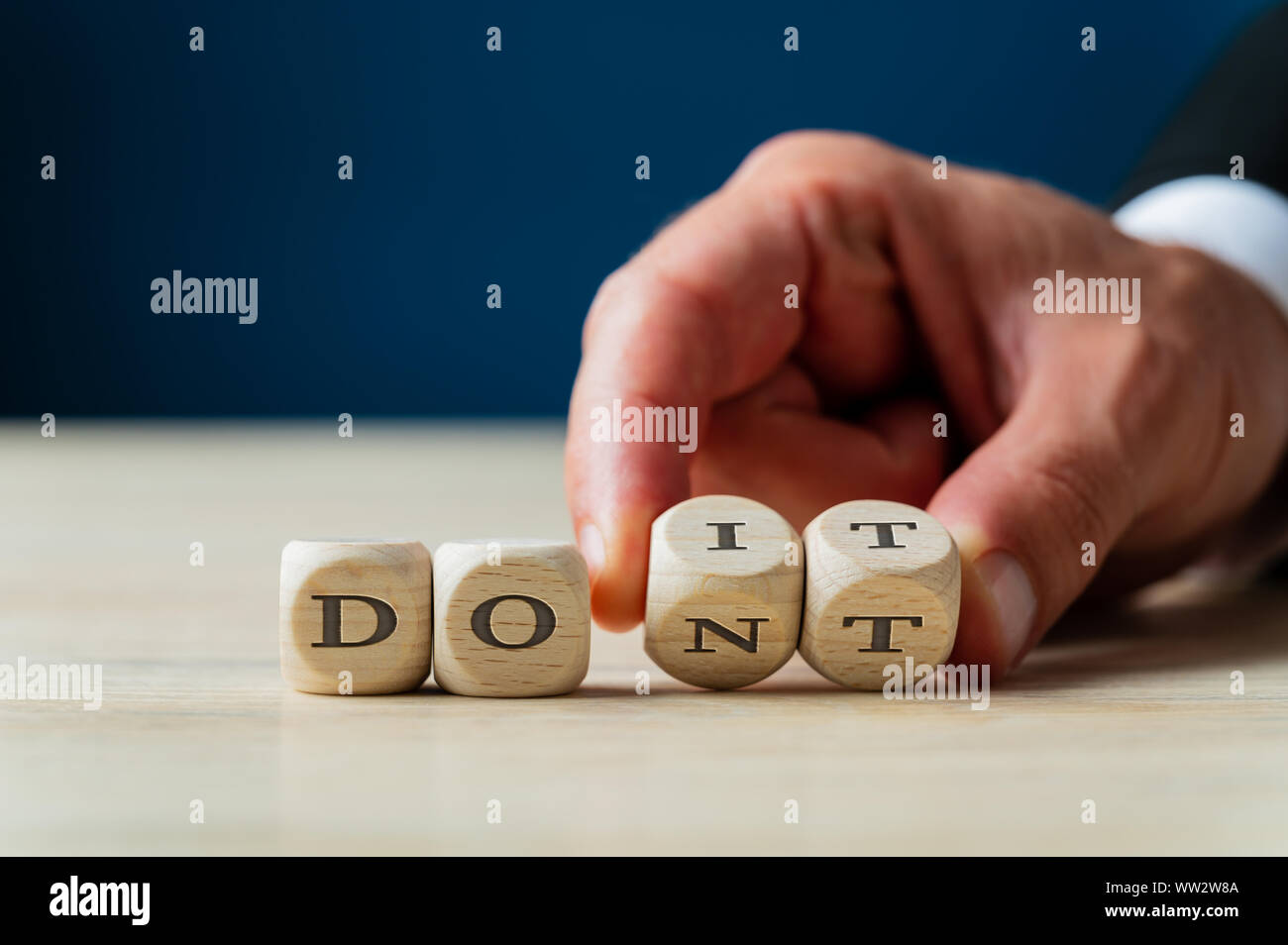 La mano di un imprenditore flipping ultime due parole di non firmare per renderlo un farlo messaggio. Foto Stock