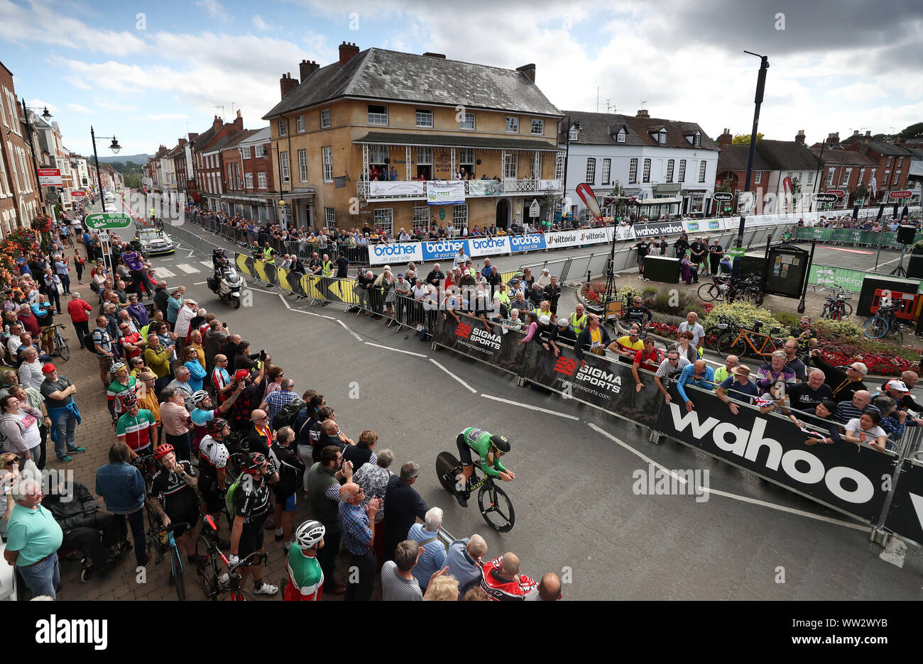 Matteo Trentin si avvicina alla fine della fase sei dell'OVO Energy Tour della Gran Bretagna da Pershore a Pershore. Foto Stock