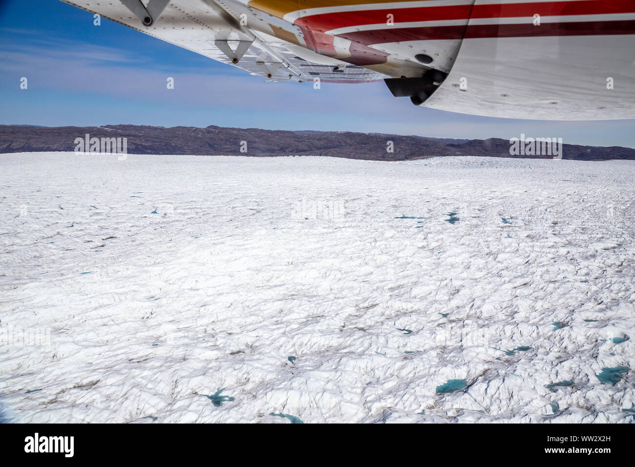 Fusione groenlandese lastra di ghiaccio del ghiacciaio vista aerea dal piano, vicino a Kangerlussuaq in Groenlandia Foto Stock