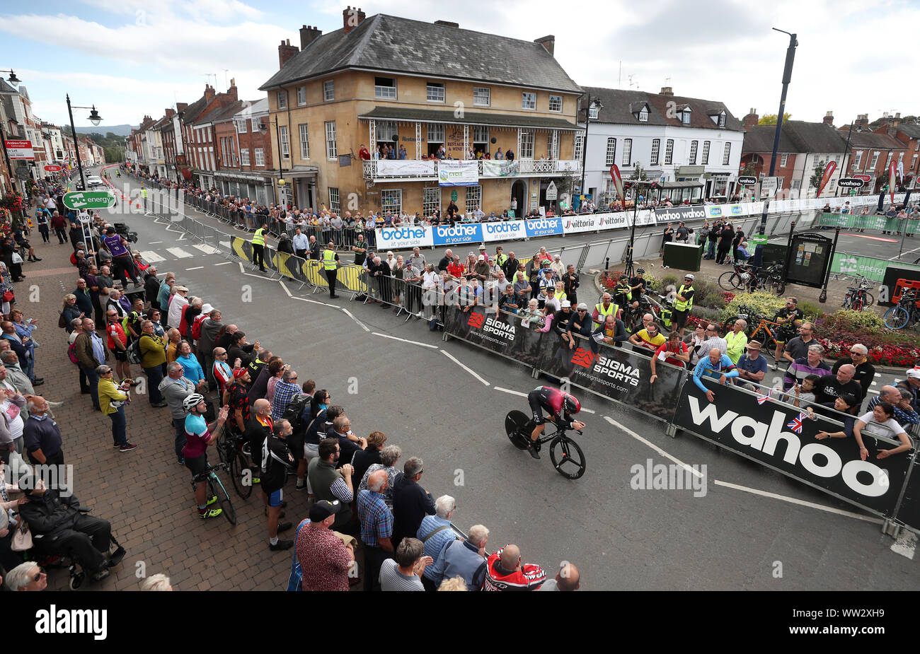 Ben Swift si avvicina alla fine della fase sei dell'OVO Energy Tour della Gran Bretagna da Pershore a Pershore. Foto Stock