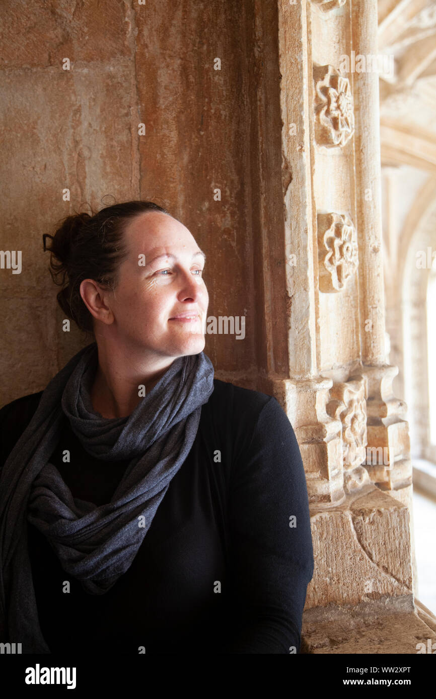 Il Portrait donna rivolta verso la luce Foto Stock