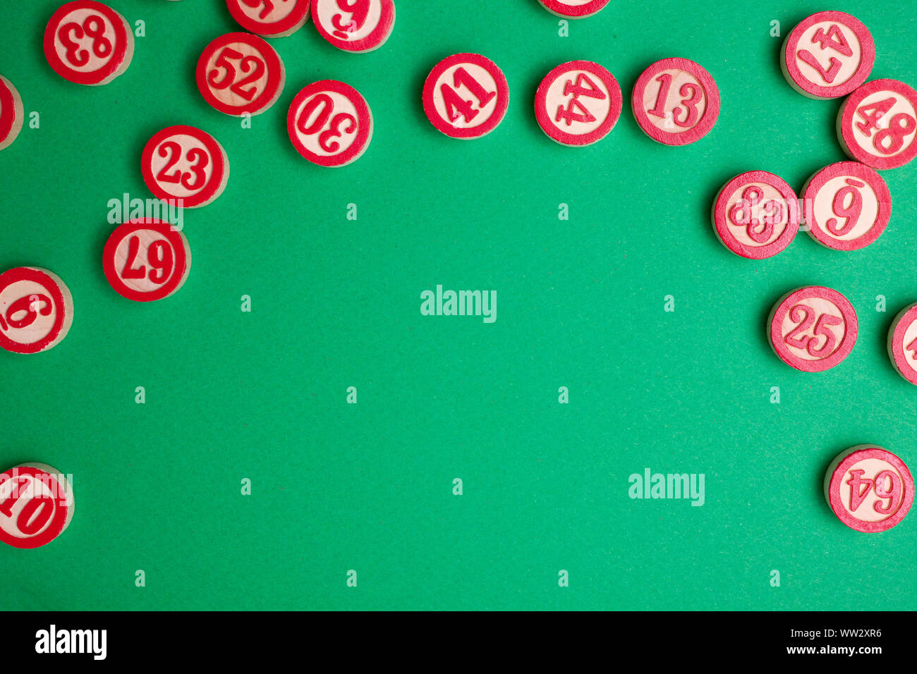 I numeri di bingo su sfondo verde - piatto stile laici Foto Stock
