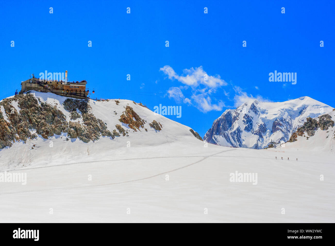 Vista di Punta Helbronner e il massiccio del Monte Bianco come si vede dal Glacier du Geant Foto Stock