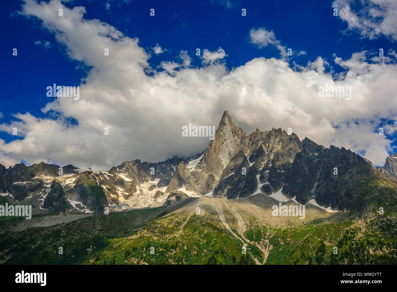 Vista su Aiguilles du Dru dal ghiacciaio 'Mer de Glace' Foto Stock