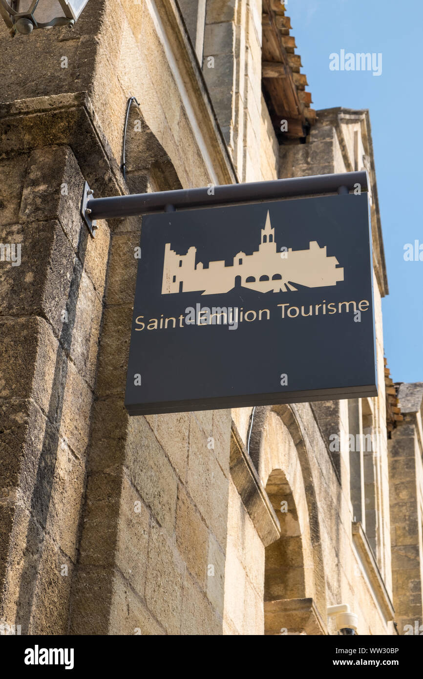 Cartello fuori Saint-Emilion ufficio turistico nel centro della storica Unesco di cui la città di Saint-Emilion a Bordeaux, Gironde, Francia Foto Stock