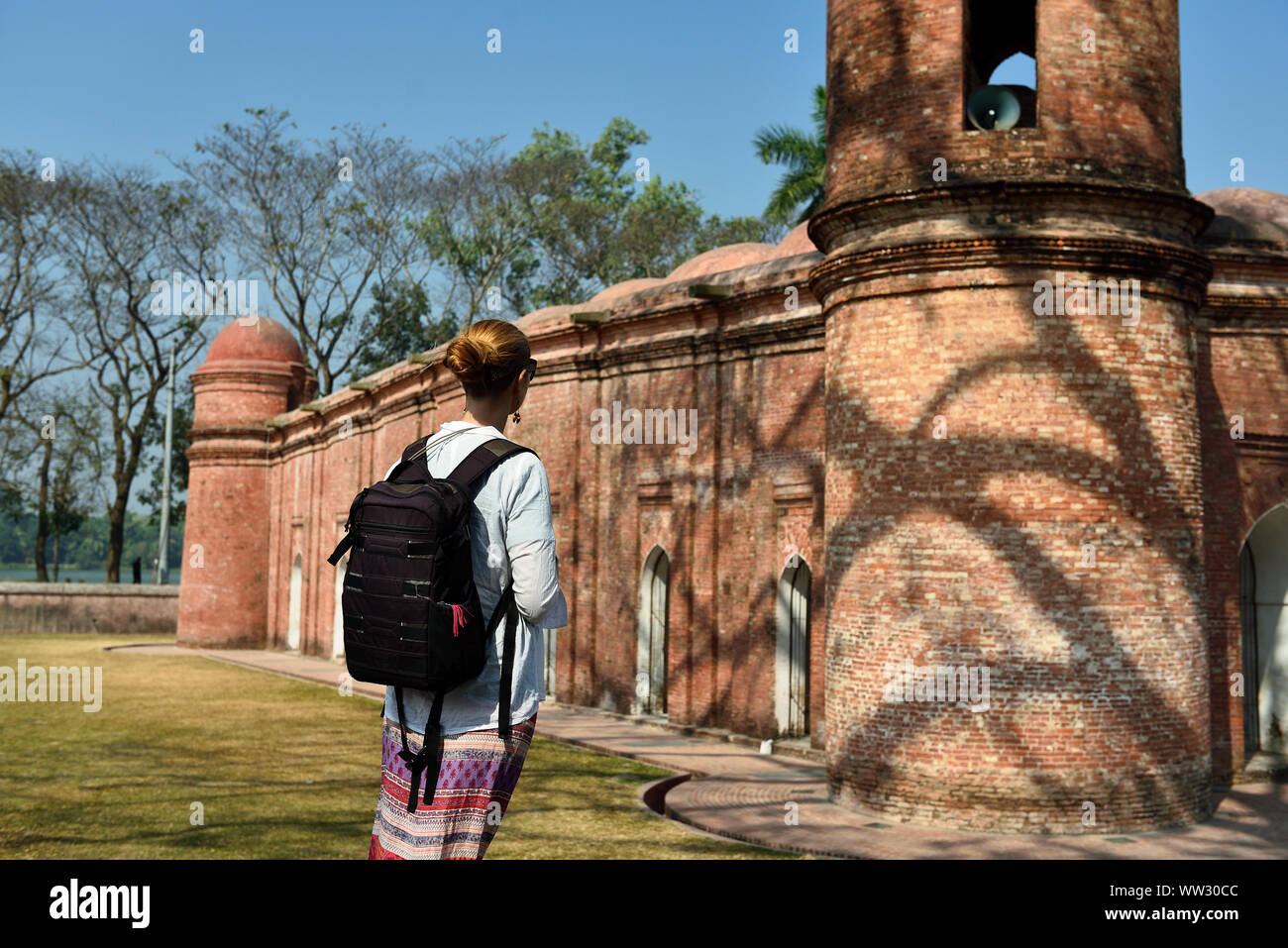 Turista nella città-moschea di Bagerhat è un sito Patrimonio Mondiale dell'UNESCO, sessanta moschea a cupola o Shait Gumbad moschea, Bangladesh Foto Stock