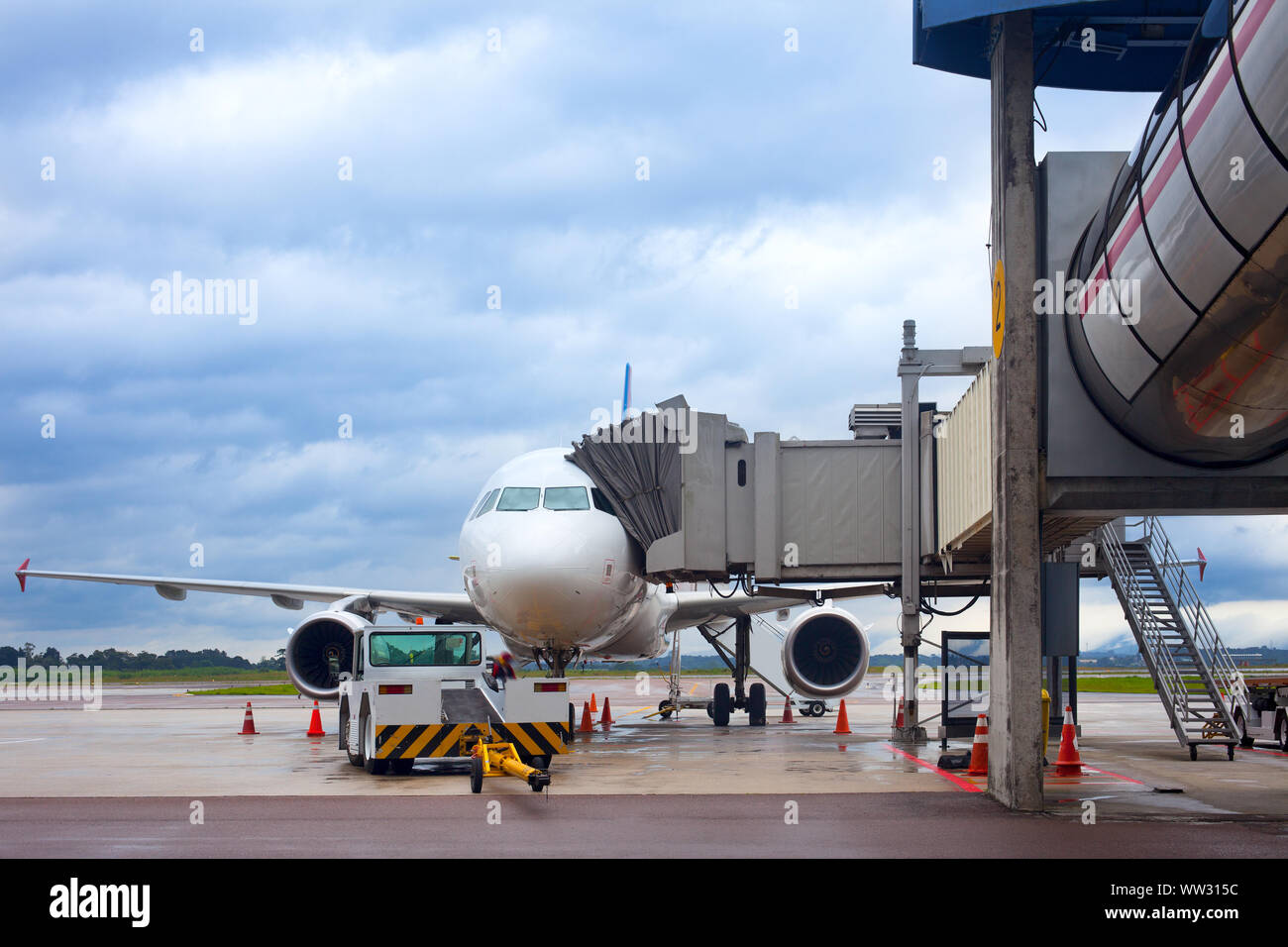 Piano su asfalto all aeroporto di Curitiba, Brasile Foto Stock