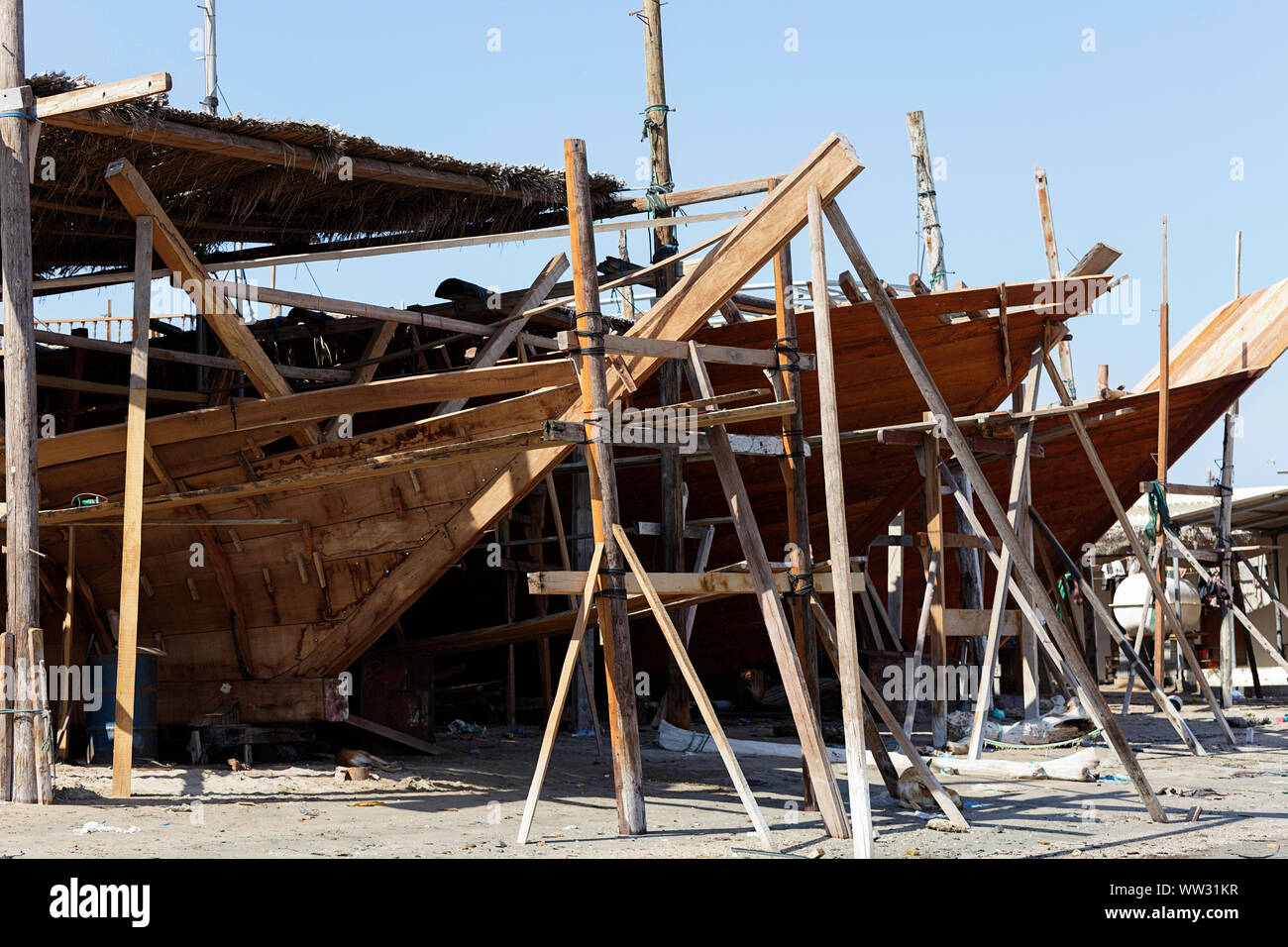 Costruzione di tradizionali Omani barca dhow tradizionale, opera della costruzione navale, dhow cantiere, Oman Foto Stock