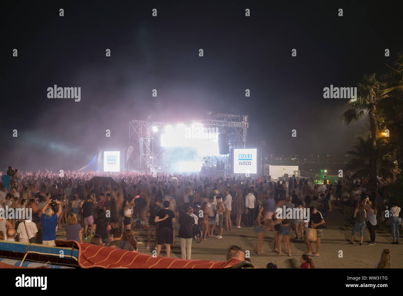 Malaga, Spagna - 23 giugno 2018. La gente sulla spiaggia Malagueta sulla notte di San Juan Foto Stock