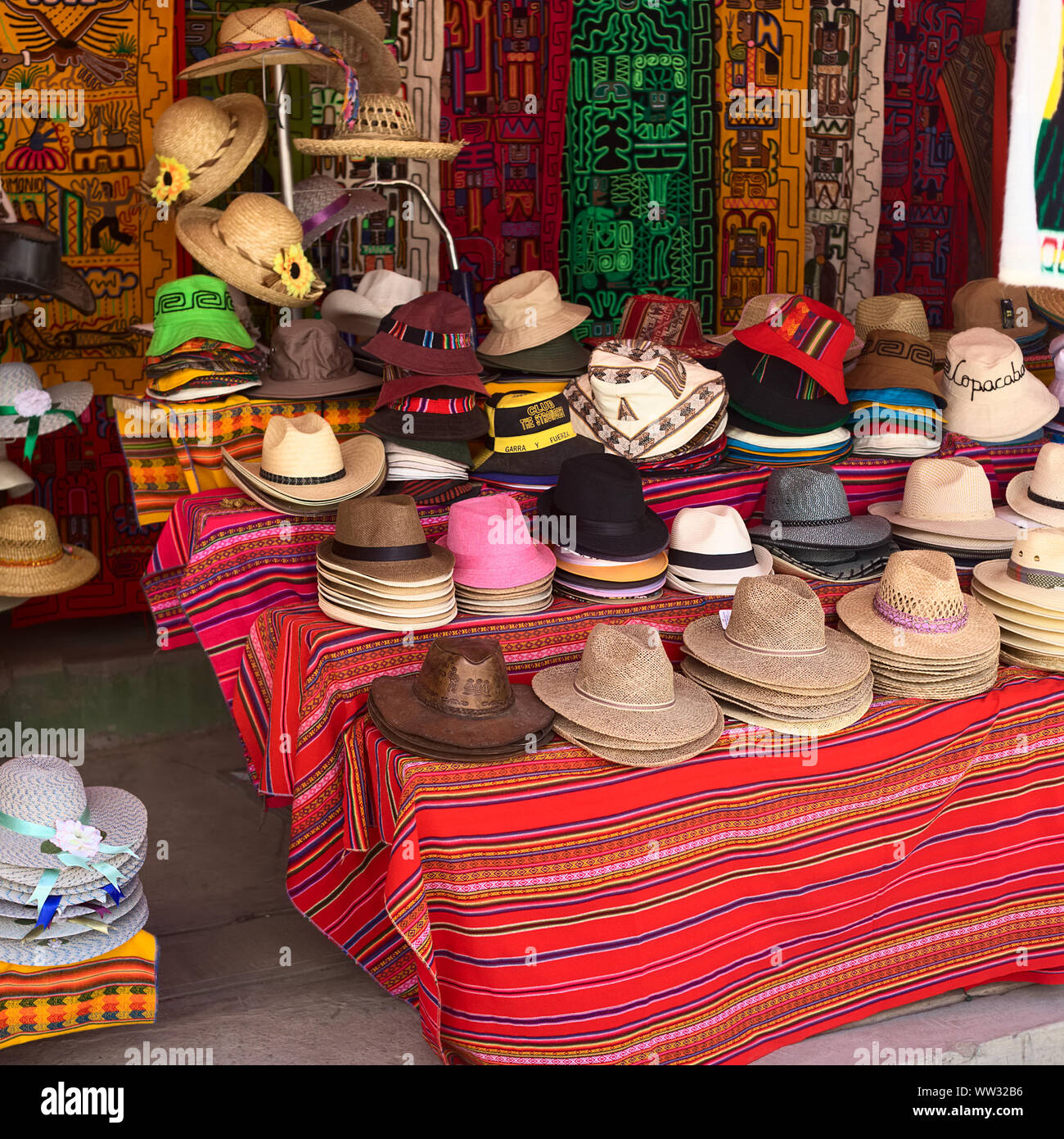 COPACABANA, BOLIVIA - Ottobre 19, 2014: Grande varietà di cappelli al di fuori di un negozio di souvenir e un negozio di artigianato nella piccola città turistica del Lago Titicaca Foto Stock