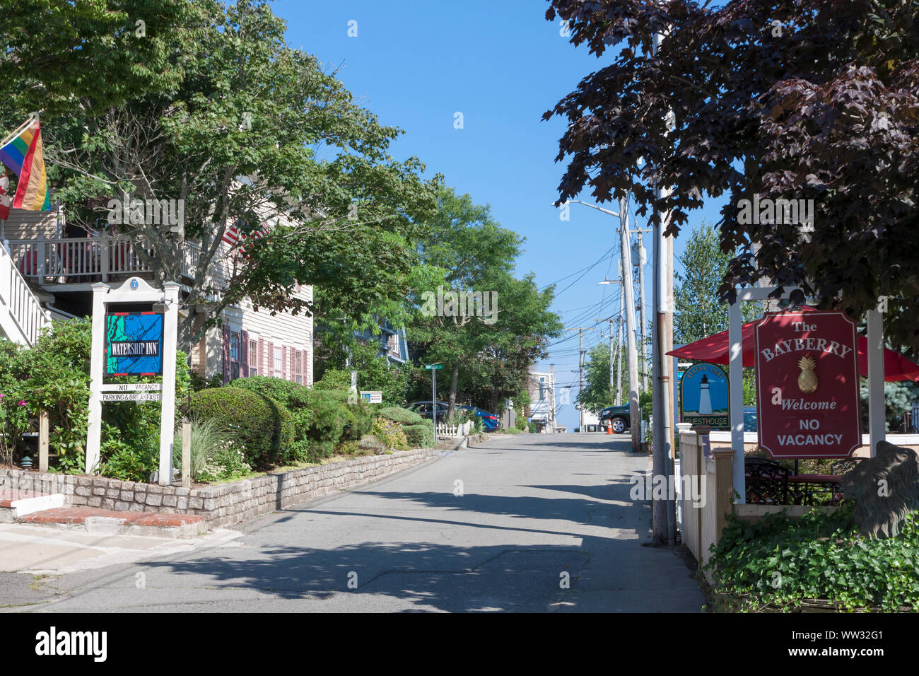 Tre locande, Watership, Bayberry e faro a luce rotante, lungo Winthrop Street a Provincetown in Massachusetts. Foto Stock