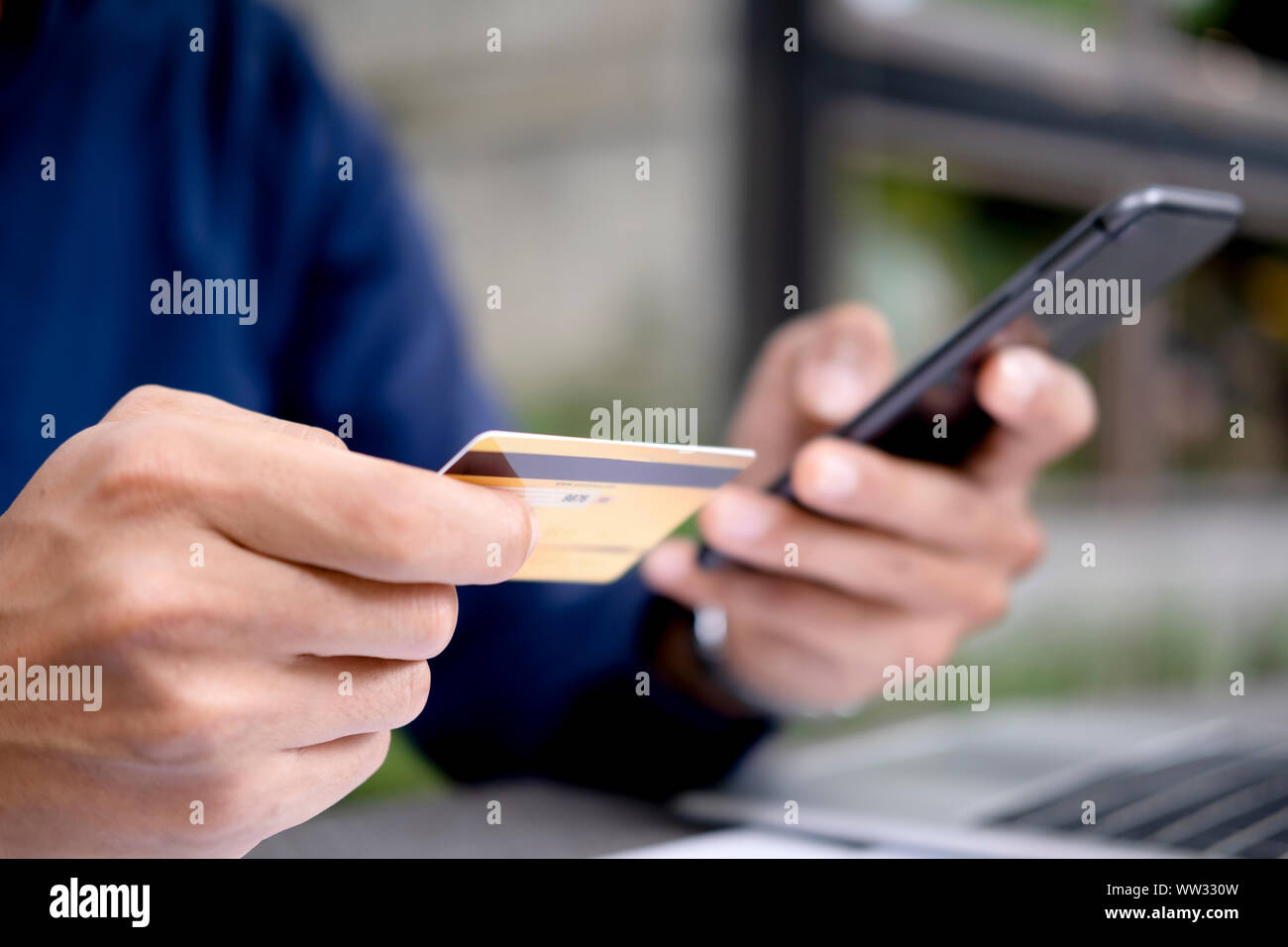 shopping online e servizi bancari online. I clienti che acquistano online pagano con carta di credito. Foto Stock