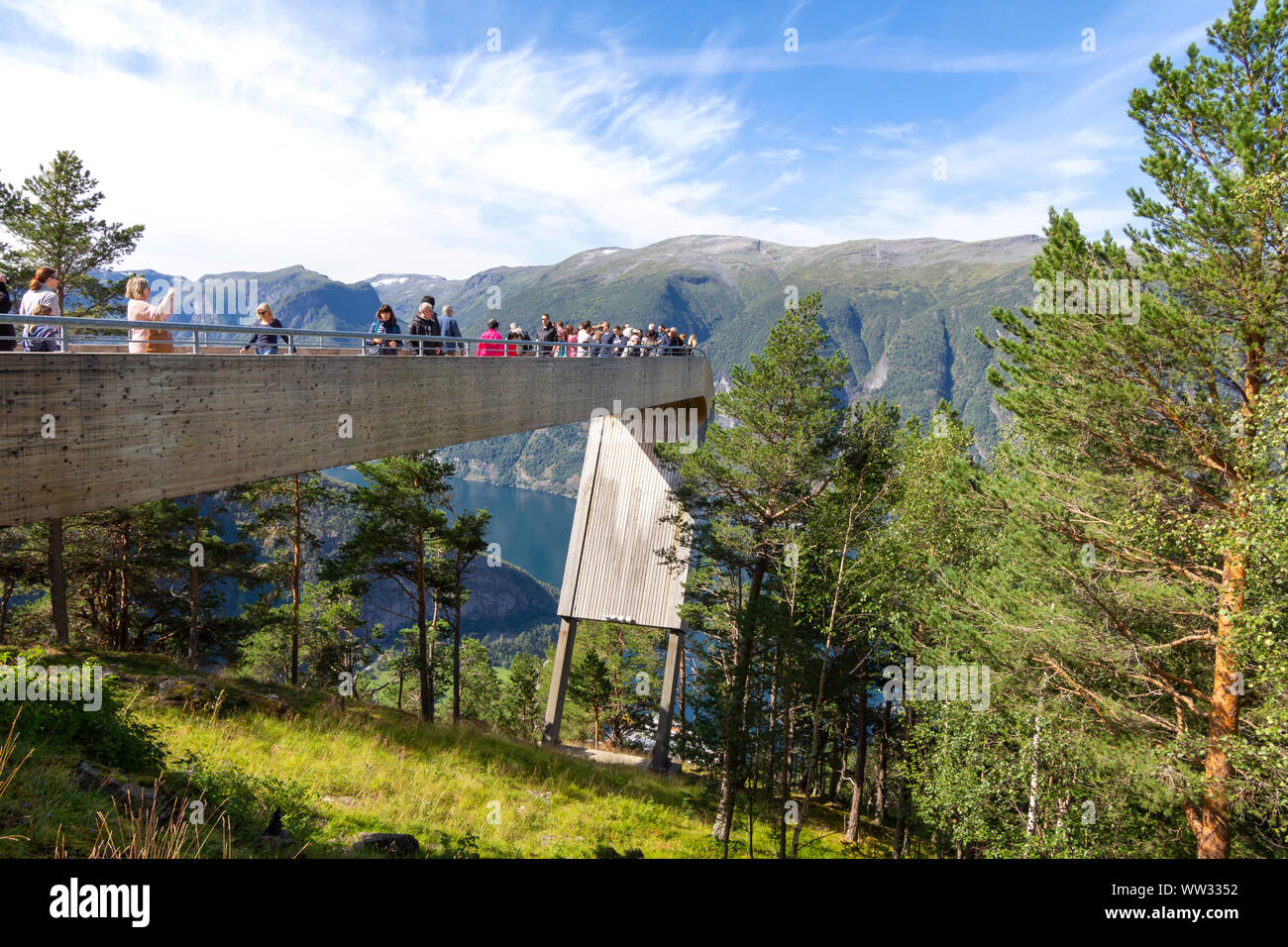 Le persone che ricercano Aurlandsfjord dalla parte superiore del punto di vista Stegastein piattaforma, una moderna architettura lookout con maje Foto Stock