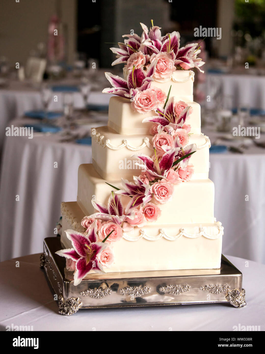Elaborare cinque tiered torta nuziale con fiori Foto Stock