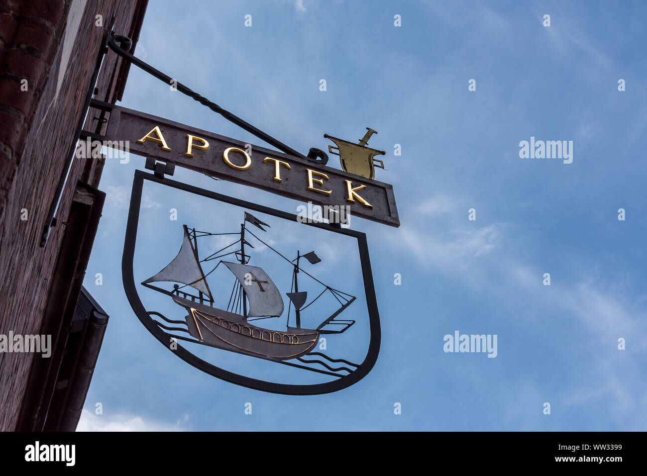 Farmacia segno indicante una nave e un mortaio contro il cielo blu, Svendborg, Danimarca, 11 Luglio 2019 Foto Stock