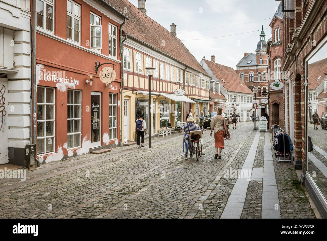 La gente camminare lungo una vecchia strada di ciottoli, Svendborg, Danimarca, 11 luglio, 2019 Foto Stock