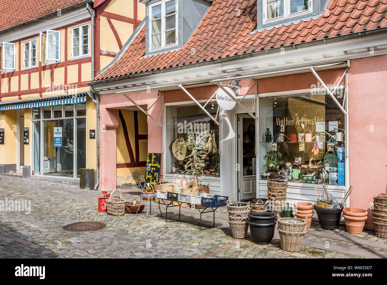 Al di fuori di un vecchio negozio di vintage con ceste, vasetti e barattoli Svendborg, Danimarca, 11 Luglio 2019 Foto Stock