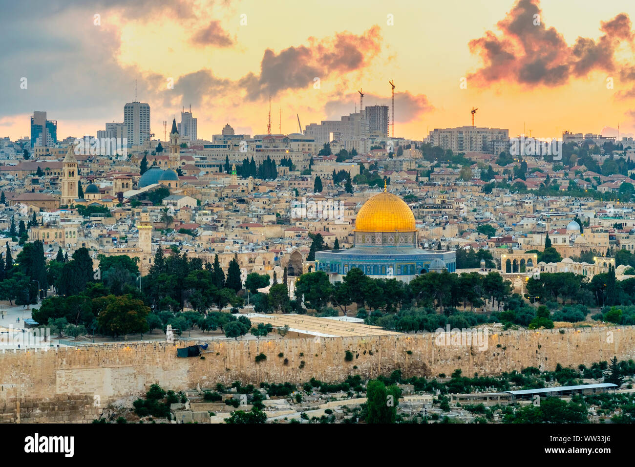 Israele, distretto di Gerusalemme, Gerusalemme. Lo skyline di Gerusalemme, Cupola della roccia sul Monte del Tempio e edifici della città vecchia al tramonto. Foto Stock