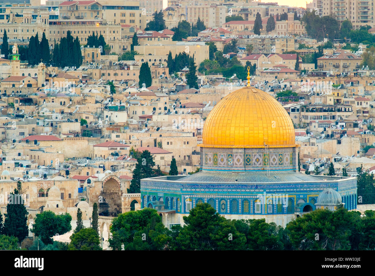 Israele, distretto di Gerusalemme, Gerusalemme. La Cupola della roccia e edifici della città vecchia. Foto Stock