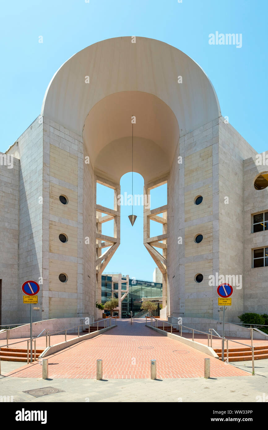 Israele, Tel Aviv District, Tel Aviv-Yafo. Golda Meir Centro per le Arti  dello Spettacolo, home alla Israeli Opera e il teatro di Cameri Foto stock  - Alamy