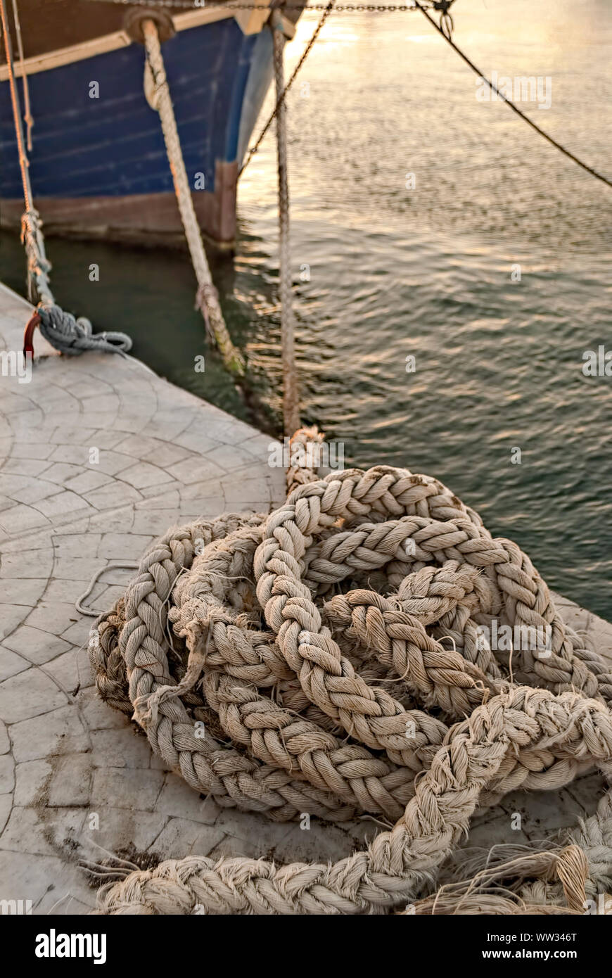 Vecchia corda sul molo; Foto Stock