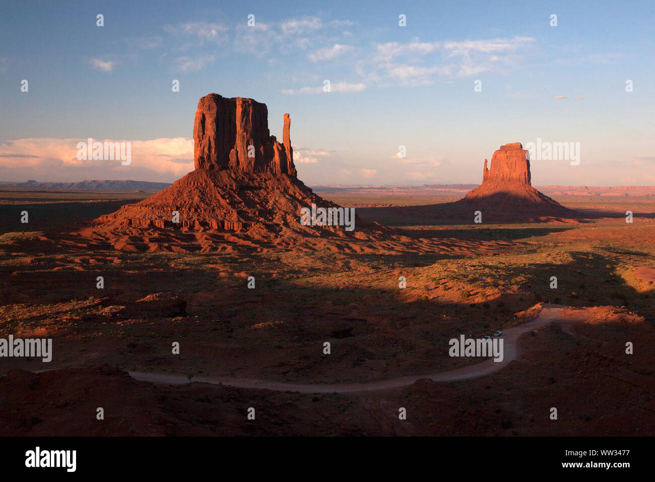 La luce del tramonto colpisce l'iconica formazioni rocciose nella Monument Valley, AZ Foto Stock