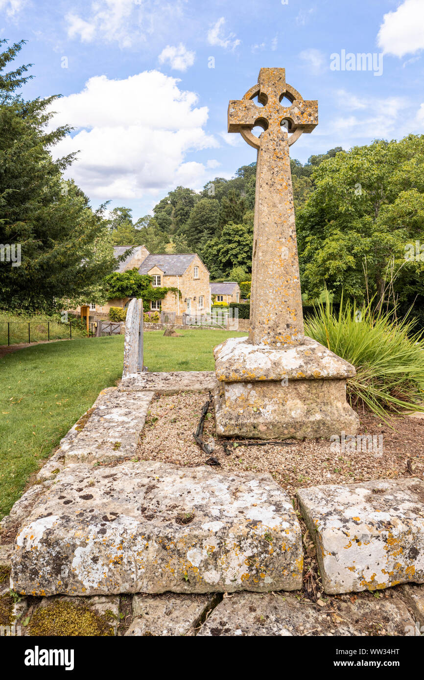 Victorian Celtic sagrato croce su una base medievale nel sagrato della chiesa di St Michaels chiesa nel villaggio Costwold di Buckland, GLOUCESTERSHIRE REGNO UNITO Foto Stock
