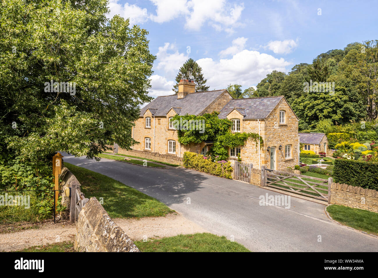 Cottage in pietra accanto al lane nel villaggio Costwold di Buckland, GLOUCESTERSHIRE REGNO UNITO Foto Stock