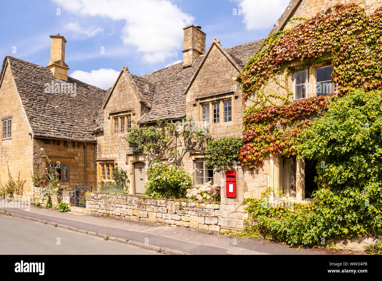 Un vecchio Cotswold casa di pietra in villaggio di Laverton, GLOUCESTERSHIRE REGNO UNITO Foto Stock