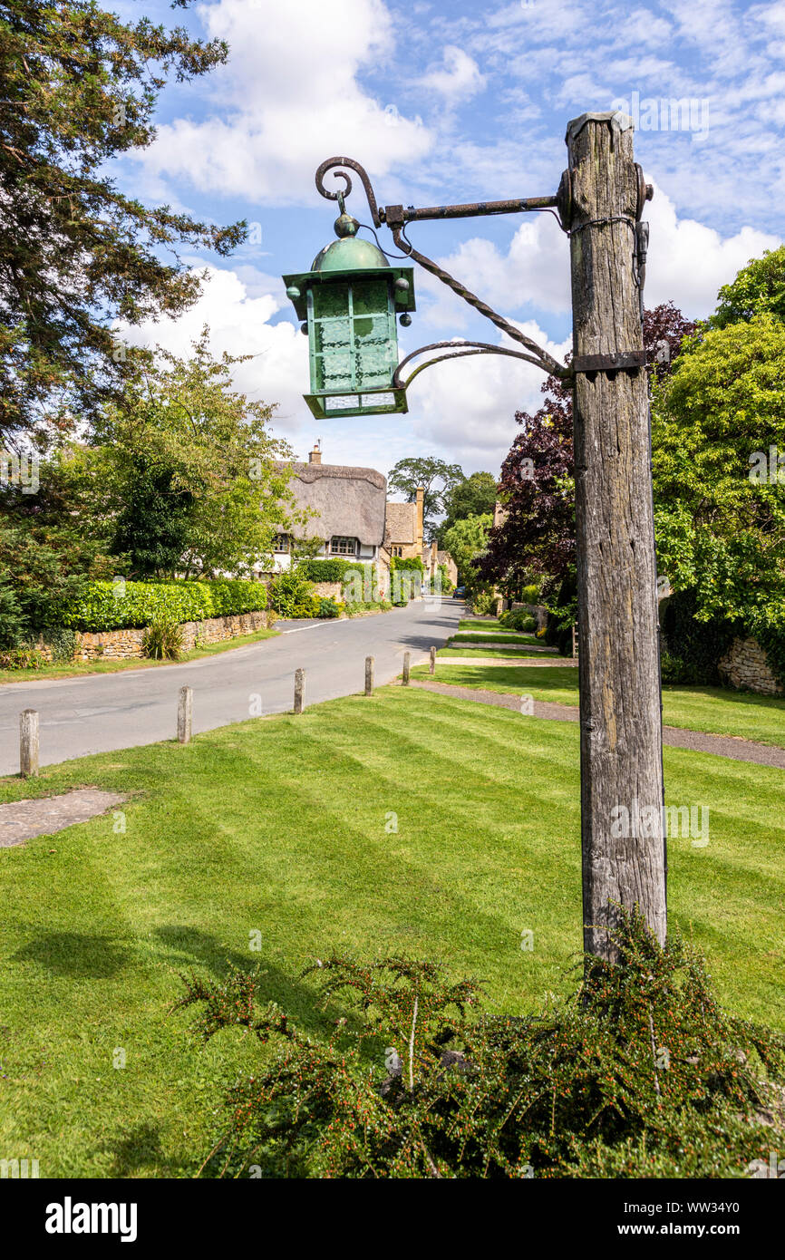 Metà di vecchi edifici con travi di legno e le case di pietra accanto alla corsia nel villaggio Costwold di Stanton, GLOUCESTERSHIRE REGNO UNITO Foto Stock