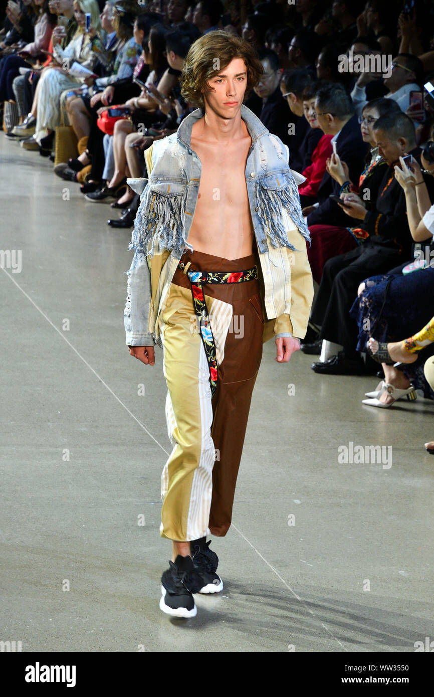 Un modello maschile passeggiate sulla pista per designer Taoray Wang durante la settimana della moda di New York 2019 a Spring Studios di Tribeca New York (6222). Foto Stock