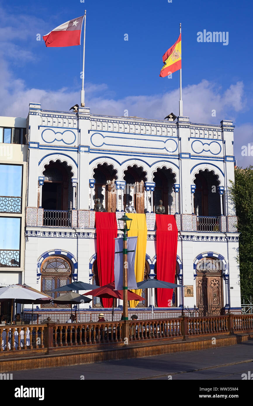 IQUIQUE, Cile - 22 gennaio 2015: l'edificio del Casino Espanol (Spagnolo Casino) su Plaza Prat piazza principale su gennaio 22, 2015 a Iquique, Cile Foto Stock