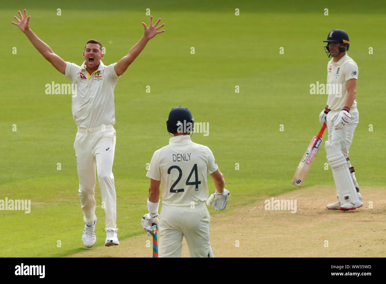 Londra, Regno Unito. Xii Sep, 2019. Josh Hazlewood di Australia appelli per il paletto di Rory ustioni di Inghilterra durante il primo giorno del quinto Specsavers Ceneri Test Match, alla Kia Oval Cricket Ground, London, England. Credito: ESPA/Alamy Live News Foto Stock