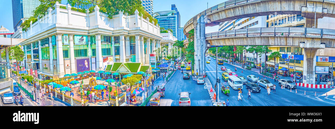 BANGKOK, Tailandia - 24 Aprile 2019: la vista panoramica sulla giunzione Ratchaprasong con traffico pesante e piccolo Santuario di Erawan accanto al centro commerciale, Foto Stock
