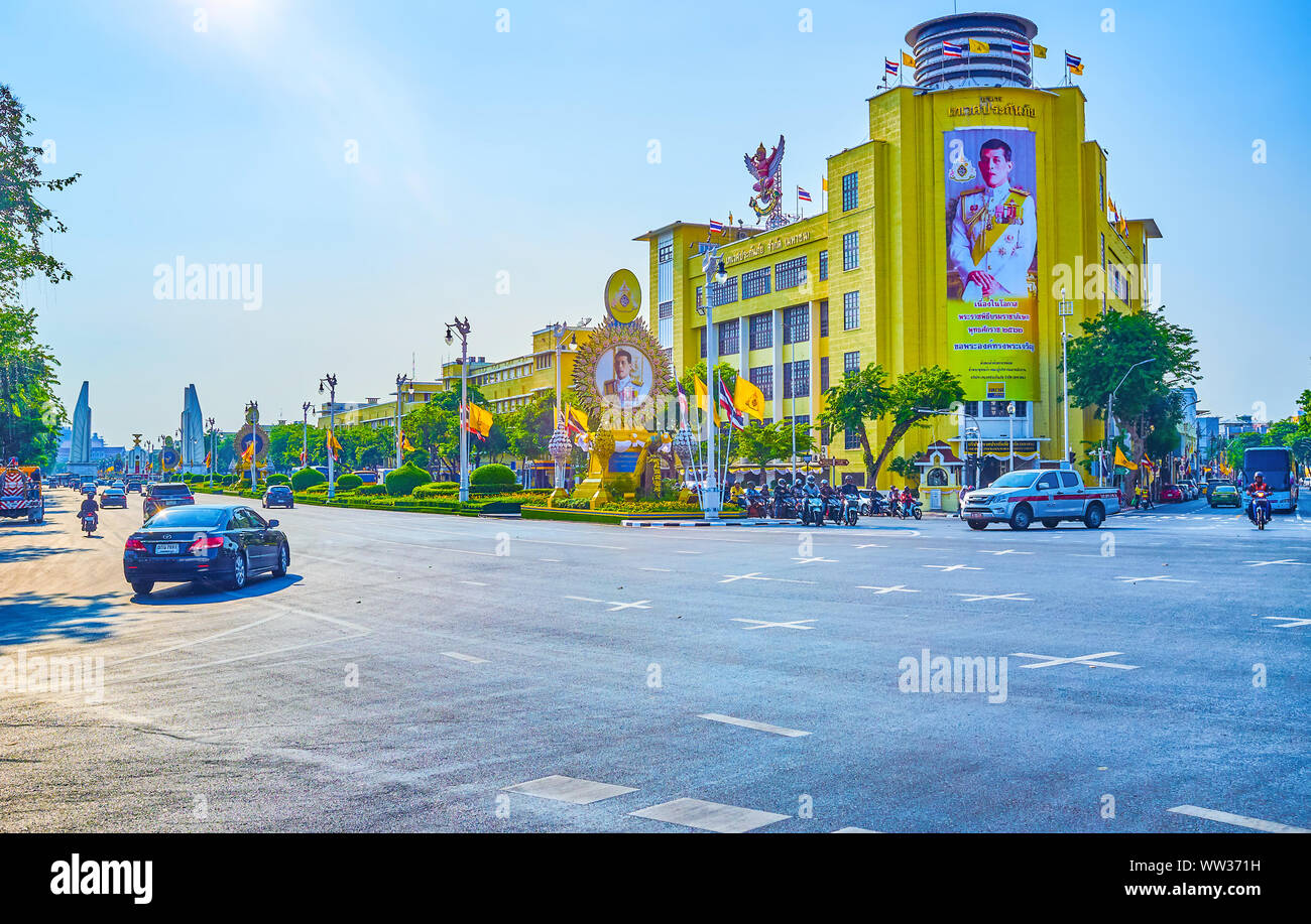 BANGKOK, Tailandia - 24 Aprile 2019: Il Ratchadamnoen Avenue è la più grande strada nel quartiere vecchio di Bangkok ed è decorata con bandiere e ritratti Foto Stock