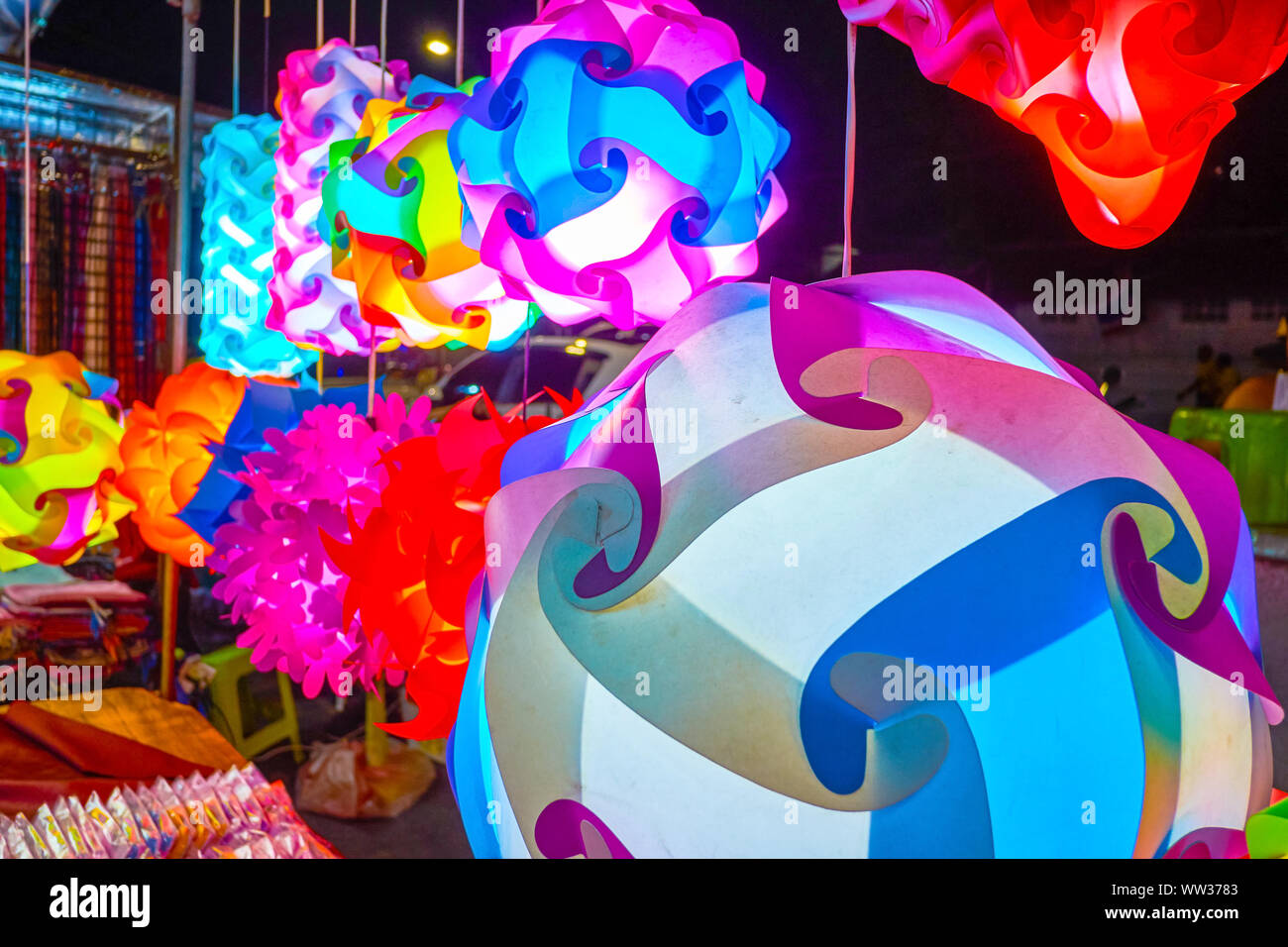 Le bellissime lanterne colorate nel mercato turistico di Bangkok è un bel dono dalla Tailandia Foto Stock