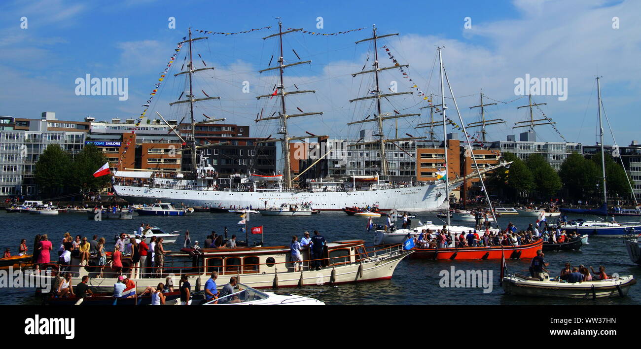 Amsterdam, Paesi Bassi - 22 agosto 2015: Polacco Tall Ship Dar Mlodziezy agganciato durante la vela 2015 nel porto di Amsterdam. Foto Stock