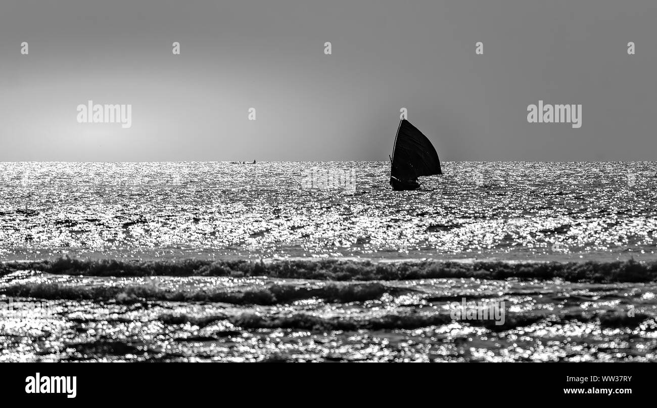 Una solitaria barca da pesca galleggiante nel mare del golfo del Bengala, con spazio di copia Foto Stock