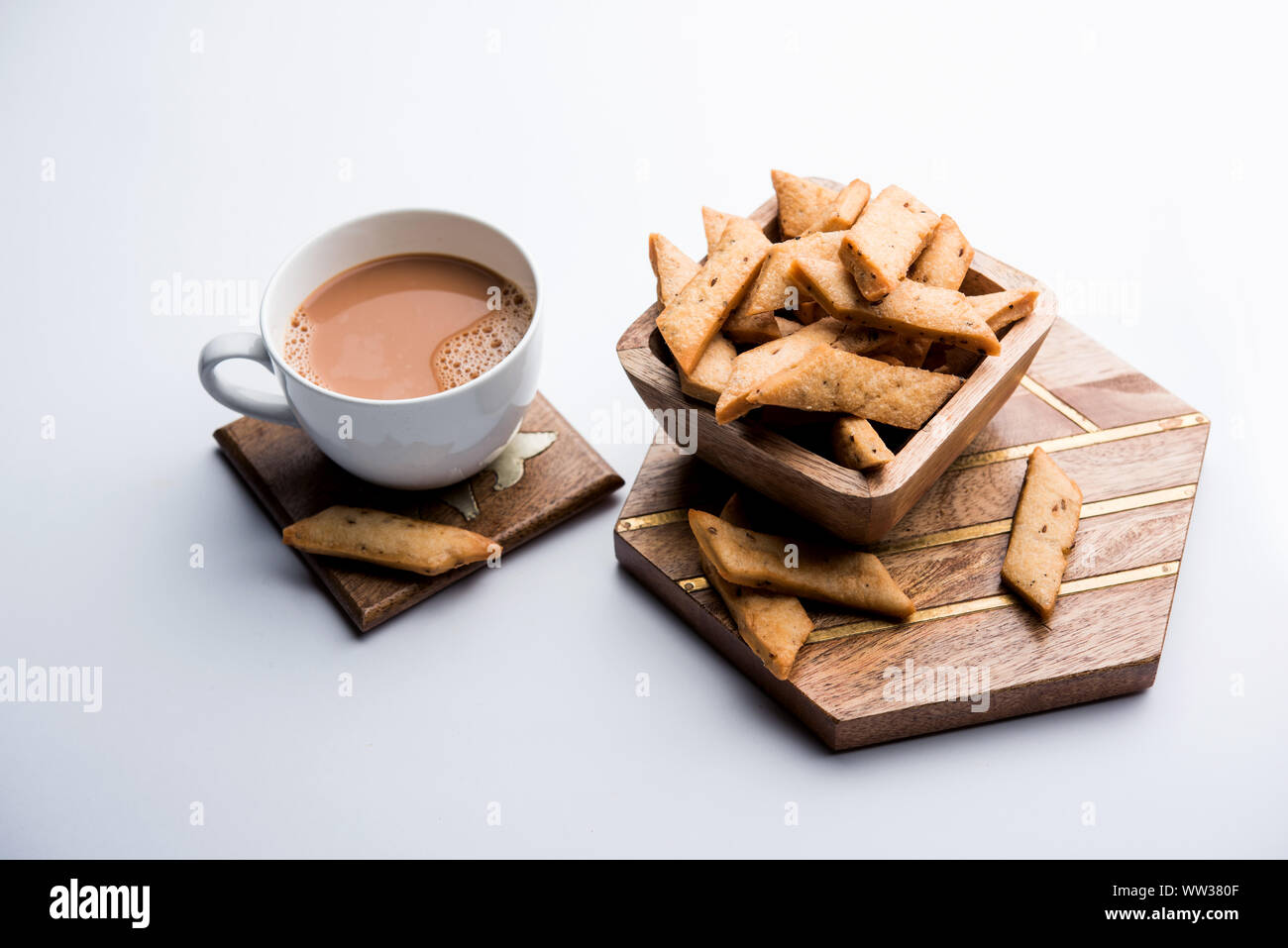 Namakpaare o Shakarpara salato/shakarpaare o namkeen Shankarpali, popolare cibo diwali o spuntino a base di tè da Gujarat, India Foto Stock