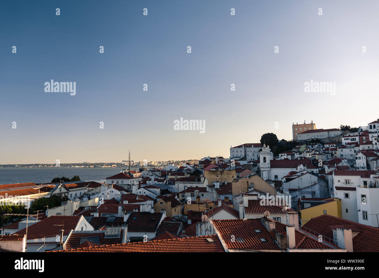 Vista aerea del portoghese orange tetti e case lungo il mare al tramonto nel sud Europa, Porto, Portogallo Foto Stock