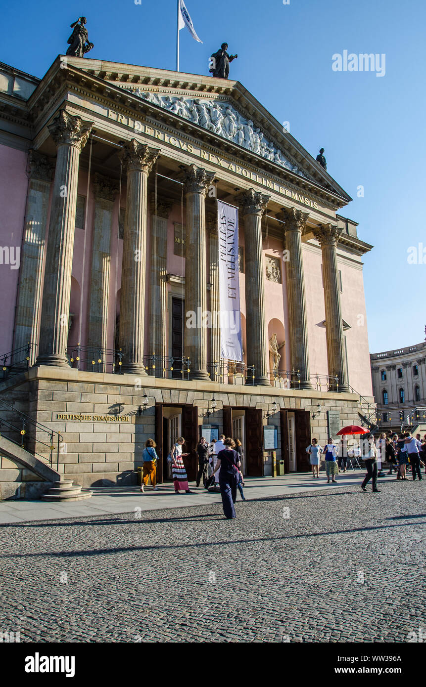 L'Opera di Stato di Berlino è un tedesco opera company con sede a Berlino. La sua sede permanente è la Staatsoper Unter den Linden, comunemente Lindenoper Foto Stock