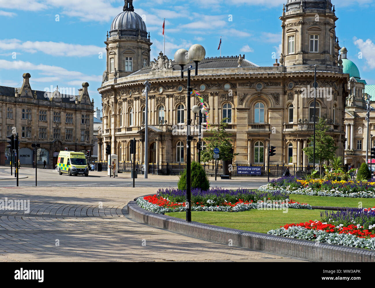 Ambulanza in attesa ad un semaforo nel centro di Hull, East Yorkshire, Inghilterra, Regno Unito Foto Stock