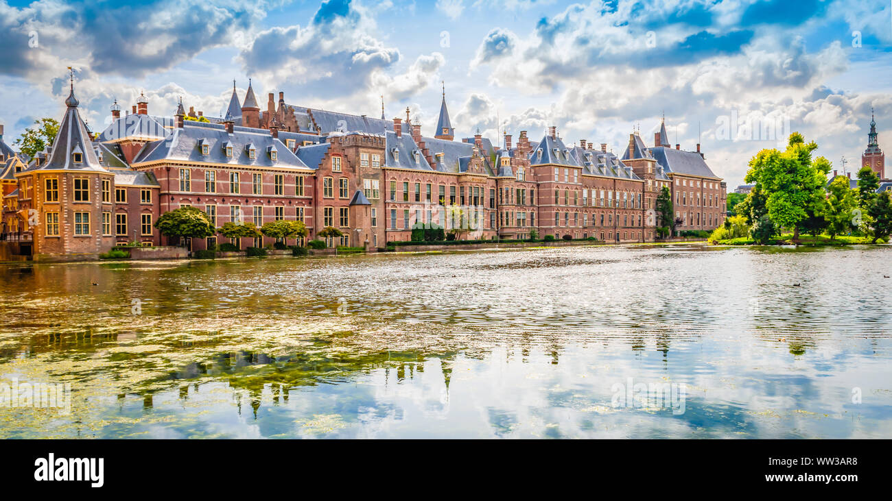 Paesaggio panoramico vista con il famoso palazzo del parlamento del Binnenhof a un bellissimo stagno ( Hofvijver), l'Aia (Den Haag), Paesi Bassi. Foto Stock