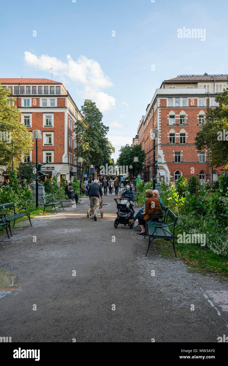 Stoccolma, Svezia. Settembre 2019. Alcune persone a piedi nel parco Mariatorget nel centro della città Foto Stock