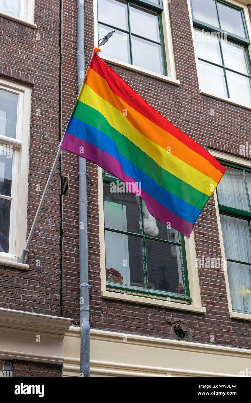 Rainbow orgoglio tricolore in edificio di Amsterdam Foto Stock