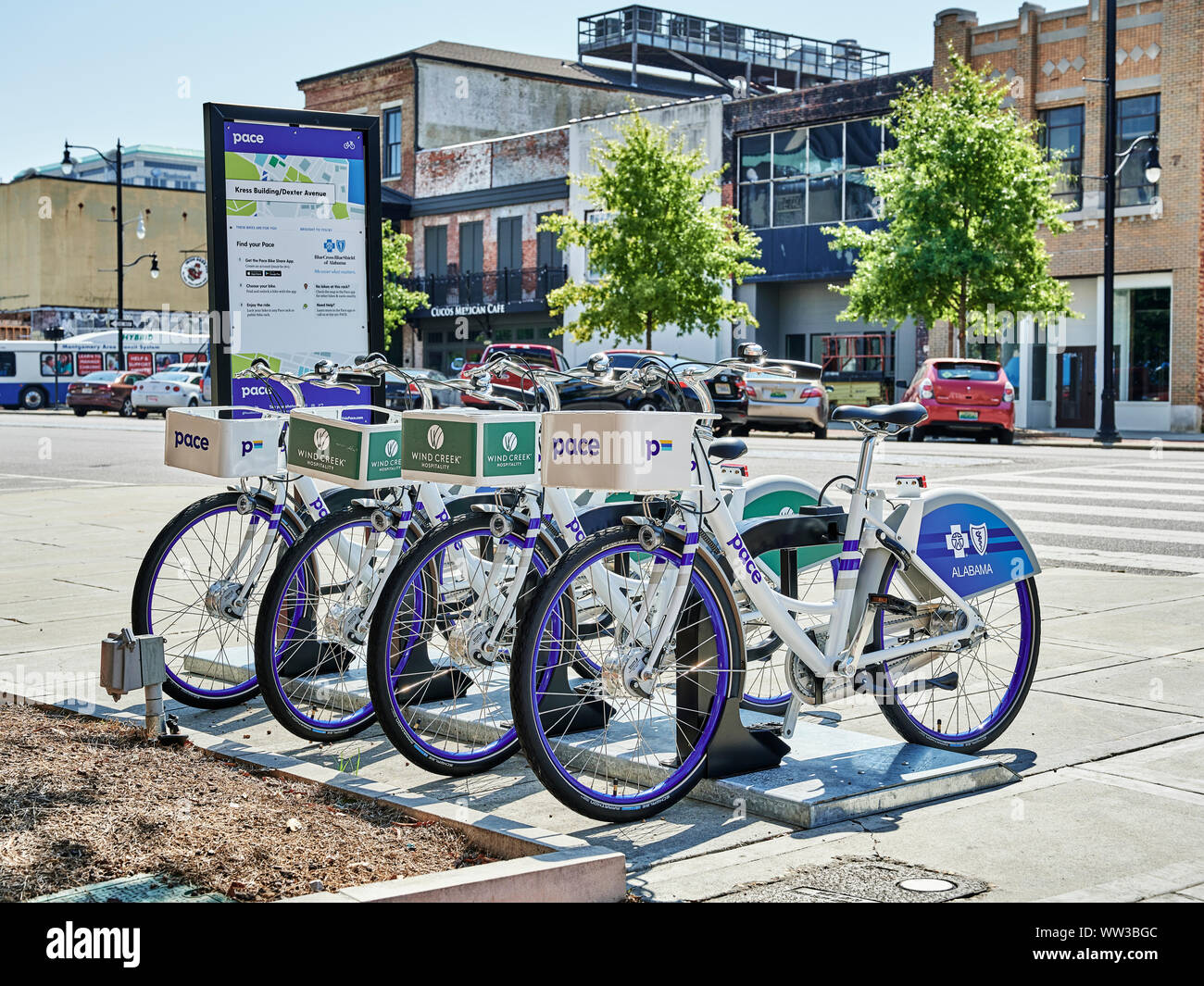 Ritmo bike condividere portabiciclette con biciclette per la condivisione di biciclette nella città urbana di Montgomery in Alabama, Stati Uniti d'America. Foto Stock