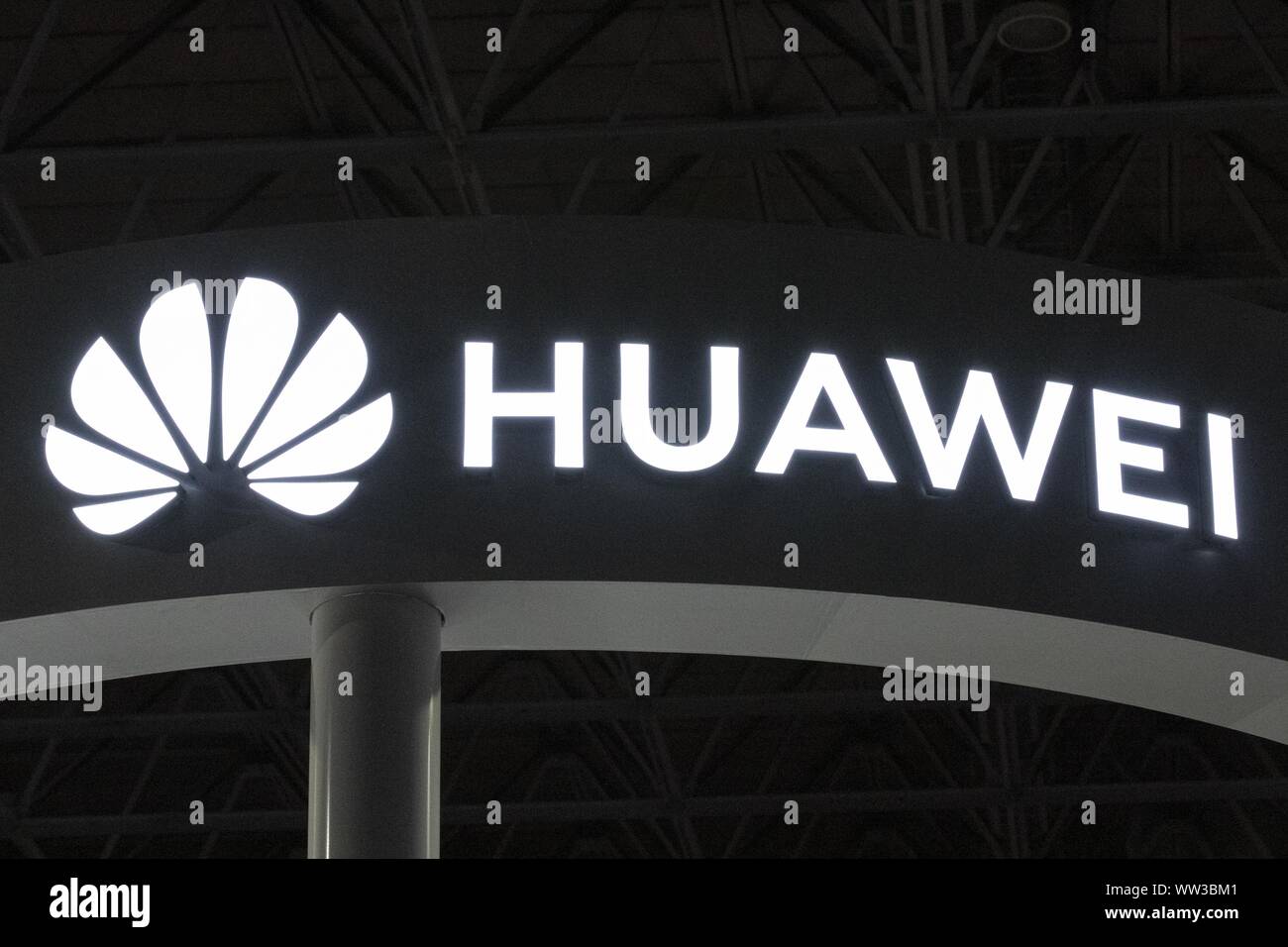 Chiba, Giappone. Xii Sep, 2019. Un cartello di cinesi multinazionale azienda tecnologia Huawei sul display al Tokyo Game Show (TGS) 2019 a Makuhari Messe. L'evento introduce nuove tecnologie come 5G rete e video nuovi titoli di giochi per smartphone, console videogiochi, VR/AR piattaforme e eSports. Gli organizzatori si aspettano più di 250.000 visitatori per partecipare alla manifestazione che corre per il quarto giorni fino al 15 settembre. Credito: Rodrigo Reyes Marin/ZUMA filo/Alamy Live News Foto Stock