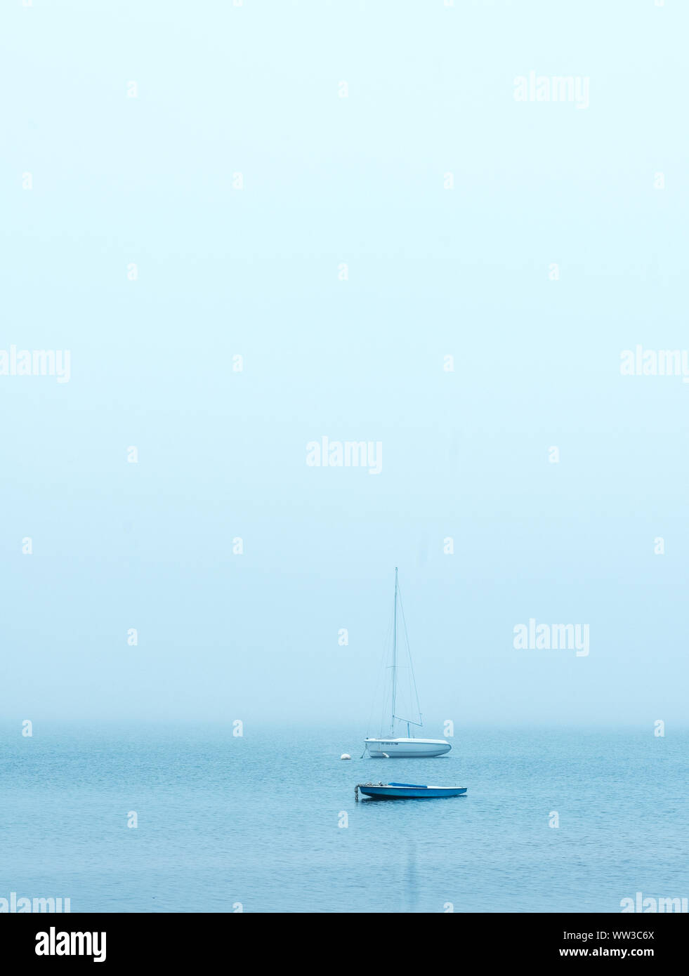 Barche nella baia di piacevole sulla mattina nuvoloso, North Chatham, Cape Cod, Massachusetts, STATI UNITI D'AMERICA. Foto Stock