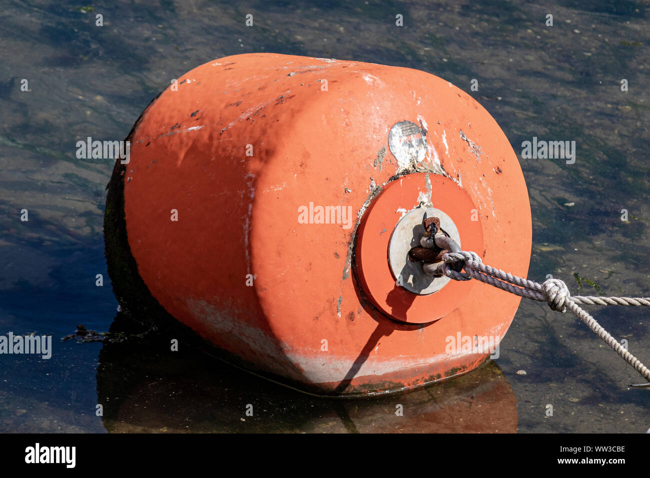 Orange Barca/boa galleggianti e corda nel porto di Looe .Devon UK Foto Stock