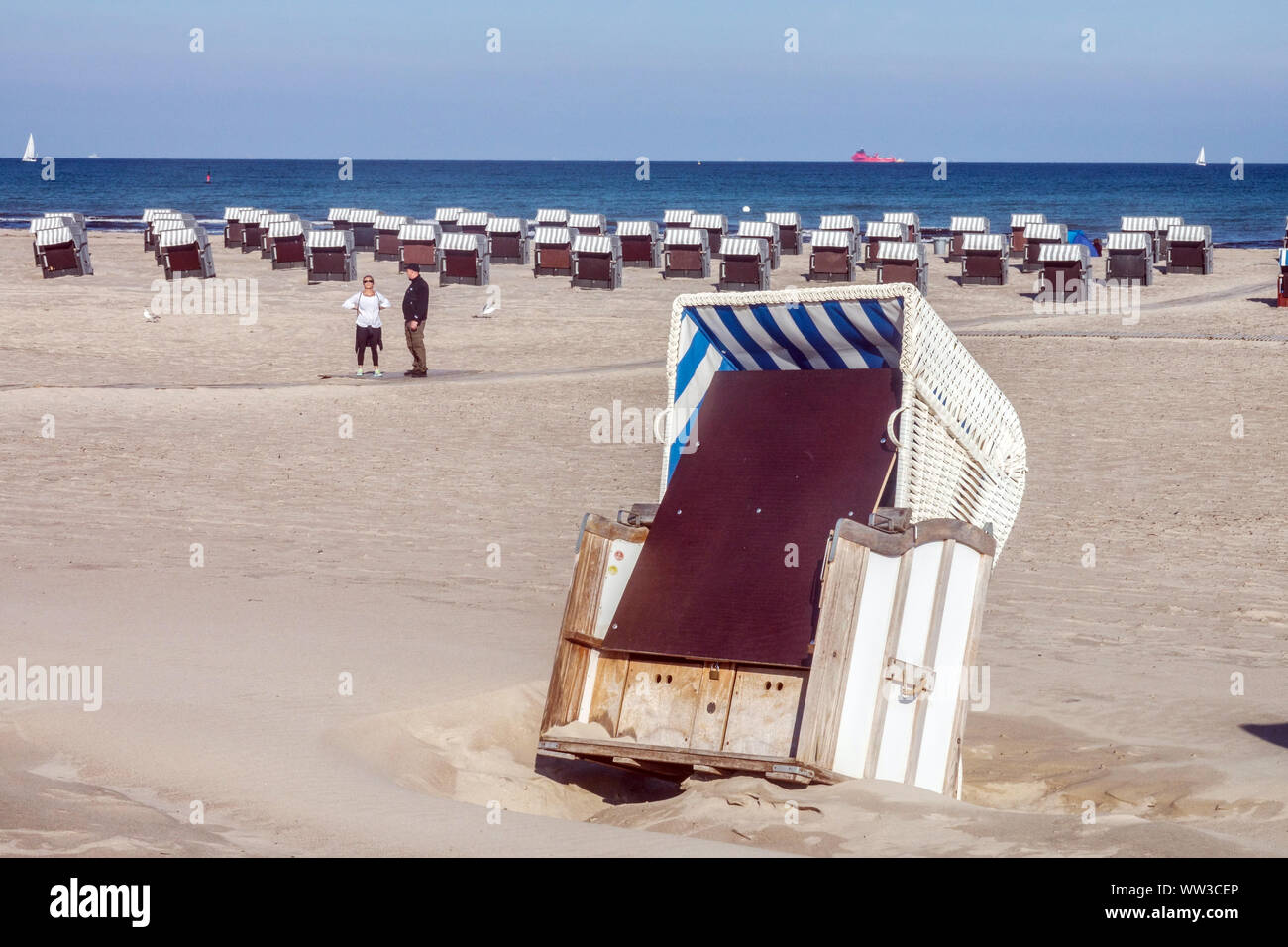 Germania: Spiaggia di Warnemunde sedia, Mar Baltico Foto Stock